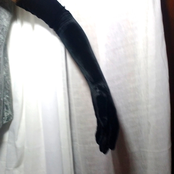 Velvet/Satin Pashmina/Shawl with Black Velvet Gloves - Picture 5 of 5